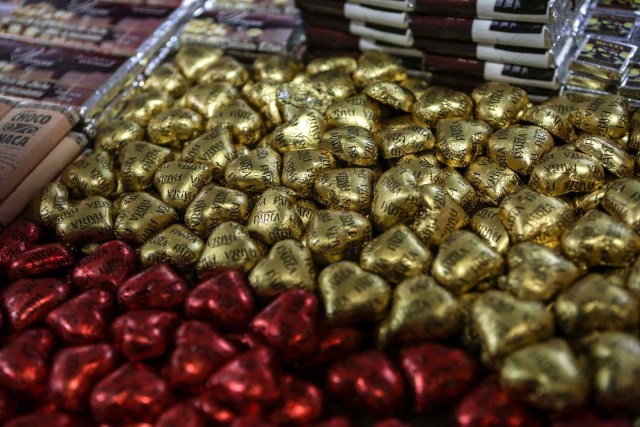 ACOMPAÑA CRÓNICA: VENEZUELA GASTRONOMÍA. CAR10. CARACAS (VENEZUELA), 29/09/2017.- Fotografía fechada el 28 de septiembre de 2017 que muestra bombones de chocolate en una exhibición de productos derivados del cacao en Caracas (Venezuela). La industria del chocolate en Venezuela organiza su V Expoferia Internacional para "darle impulso" exportador a sus productos, en medio de la rampante crisis económica que atraviesa el país petrolero, y con la mira puesta en otro récord Guinness que promocione el llamado "mejor cacao del mundo". EFE/Cristian Hernández