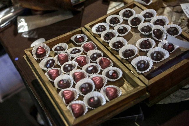 ACOMPAÑA CRÓNICA: VENEZUELA GASTRONOMÍA. CAR08. CARACAS (VENEZUELA), 29/09/2017.- Fotografía fechada el 28 de septiembre de 2017 que muestra bombones de chocolate en una exhibición de productos derivados del cacao en Caracas (Venezuela). La industria del chocolate en Venezuela organiza su V Expoferia Internacional para "darle impulso" exportador a sus productos, en medio de la rampante crisis económica que atraviesa el país petrolero, y con la mira puesta en otro récord Guinness que promocione el llamado "mejor cacao del mundo". EFE/Cristian Hernández