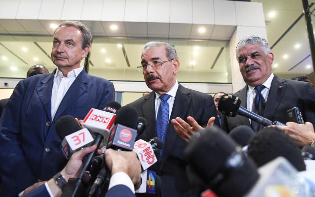 Fotografía cedida por la Cancillería dominicana del presidente dominicano, Danilo Medina (c), quien habla con la prensa acompañado de su canciller, Miguel Vargas (d) y del expresidente del Gobierno español José Luis Rodríguez Zapatero (i), uno de los mediadores en el diálogo que promueve la Unión de Naciones Suramericanas (Unasur) en Venezuela hoy, jueves 14 de septiembre de 2017, en Santo Domingo (República Dominicana). Representantes del Gobierno y de la oposición de Venezuela reanudaron hoy en Santo Domingo una reunión para explorar un diálogo que ayude a superar la crisis venezolana. EFE/Cancillería Dominicana / SOLO USO EDITORIAL / NO VENTAS