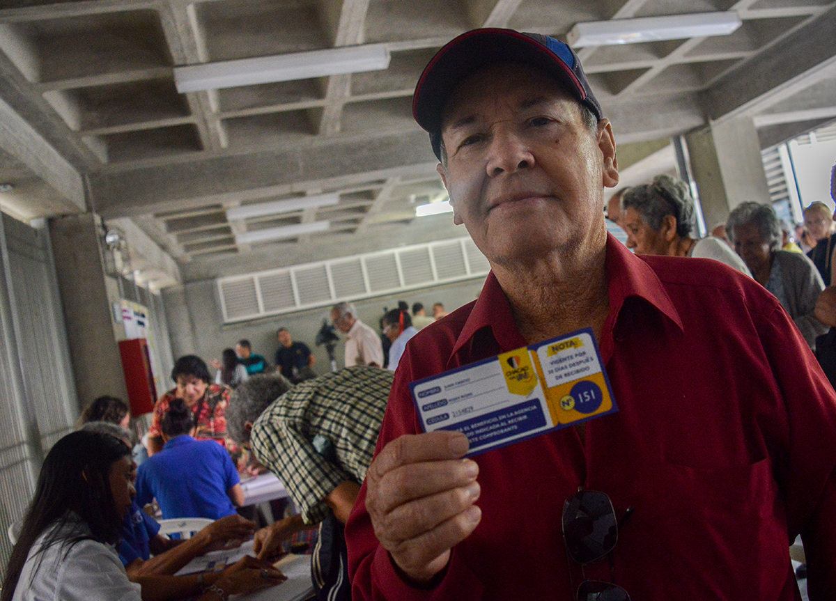 Alcalde de Chacao entrega 3 mil ayudas económicas a jóvenes prolongados