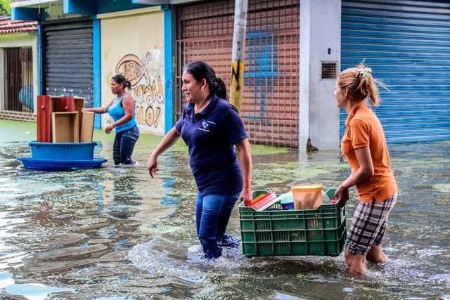 Familias de Paraparal en Aragua comenzaron a evacuar la zona (fotos)