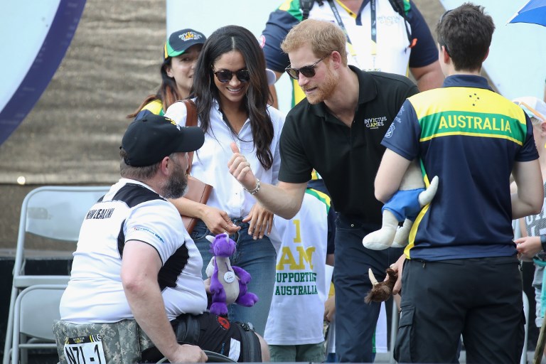 ¡Muy cariñosos! Príncipe Harry y Meghan Markle aparecen juntos en público por primera vez (FOTOS)