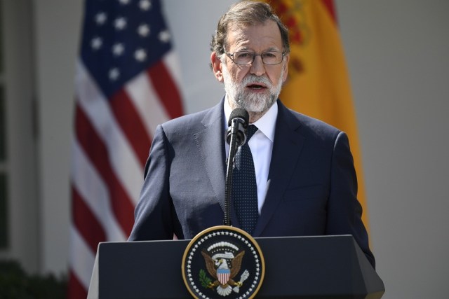 El primer ministro español, Mariano Rajoy, habla durante una rueda de prensa conjunta con el presidente estadounidense Donald Trump en el Jardín de las Rosas de la Casa Blanca en Washington, DC, 26 de septiembre de 2017. / AFP PHOTO / SAUL LOEB