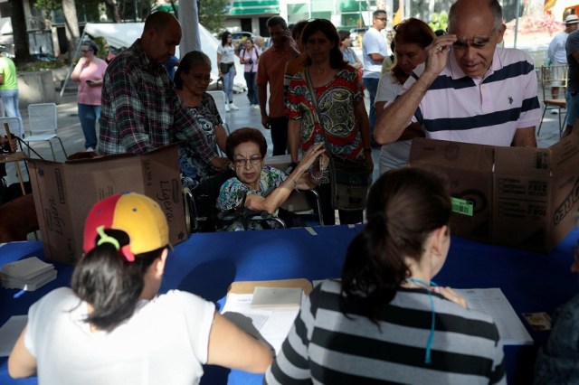 People wait to cast their votes at a polling station during the primary election of candidates for governors by the Venezuelan coalition of opposition parties - Democratic Unity Roundtable (MUD), in Caracas, Venezuela, September 10, 2017. REUTERS/Marco Bello