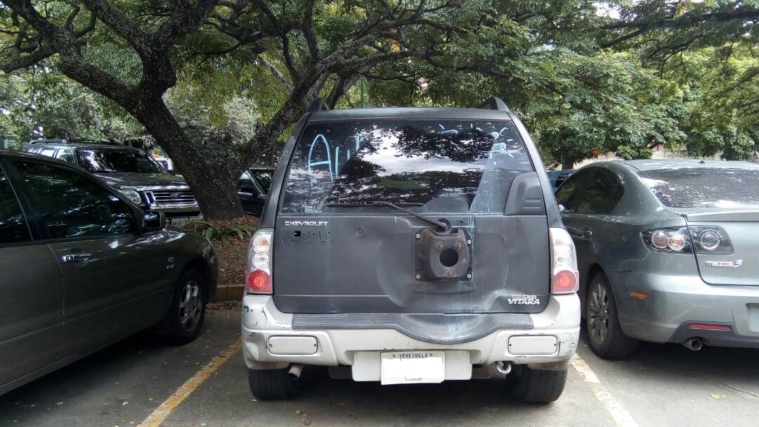 Delincuencia hace caída y mesa limpia en el estacionamiento del Parque del Este (Fotos)