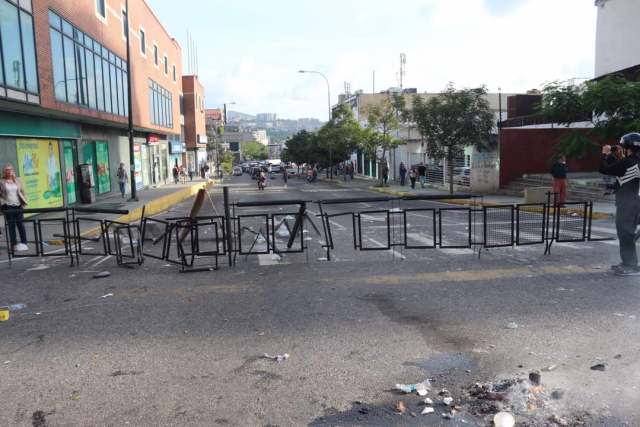 Jóvenes de la resistencia manifestaron en Chacao (Foto: Wil Jiménez / LaPatilla)