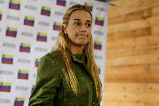 CAR12. CARACAS (VENEZUELA), 02/09/2017.- Lilian Tintori (c), esposa del dirigente político preso Leopoldo López, ofrece una rueda de prensa hoy, sábado 2 de septiembre de 2017, en Caracas (Venezuela). Las autoridades venezolanas prohibieron hoy a Lilian Tintori, activista y esposa del líder opositor privado de libertad Leopoldo López, salir del país para reunirse a partir del lunes con los mandatarios de Francia, España, Alemania y el Reino Unido. EFE/Cristian Hernández