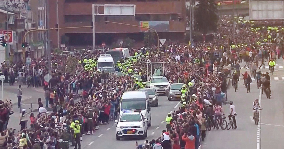 Los bogotanos toman las calles para despedir al Papa