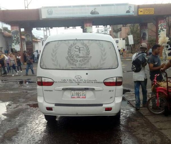 Desde el sábado, el vehículo funerario aguardó en vano, en Ureña, el arribo de los cadáveres de los niños para su traslado a Táriba.