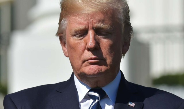 US President Donald Trump takes part in a moment of silence for the victims of the Las Vegas shootings, on the South Lawn of the White House on October 2, 2017 in Washington, DC. / AFP PHOTO / MANDEL NGAN