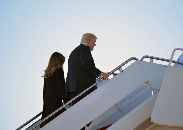 US President Donald Trump and First Lady Melania Trump board Air Force One before departing from Andrews Air Force Base in Maryland, en route Las Vegas, on October 4, 2017. / AFP PHOTO / MANDEL NGAN