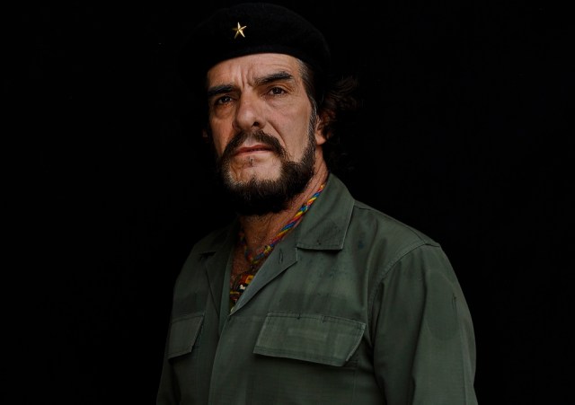 El imitador venezolano "Che" Guevara, Humberto López posa en Caracas el 7 de octubre de 2017. Fancy vestido como el revolucionario de origen argentino, López y pasea por las calles de Caracas en su jeep Willys dice que en Venezuela no hay socialismo sino "anarquía". / AFP FOTO / JUAN BARRETO