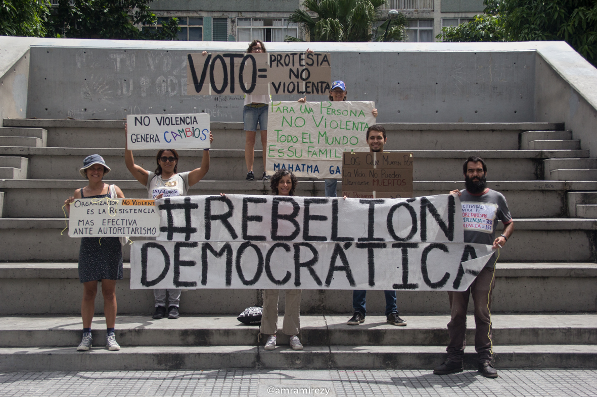 Caraqueños tomaron las calles en el  Día Internacional de la No Violencia (FOTOS)