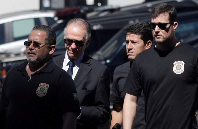 El Presidente del Comité Olímpico Brasileño (COB) Carlos Arthur Nuzman (2º L) llega a la sede de la Policía Federal en Río de Janeiro, Brasil, el 5 de septiembre de 2017. REUTERS / Ricardo Moraes IMAGENES TPX DEL DÍA