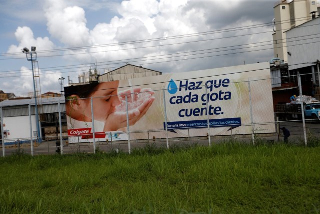 Una cartelera de Colgate se ve en las instalaciones de la empresa en Valencia, Venezuela, 16 de agosto de 2017. Foto tomada el 16 de agosto de 2017. La cartelera dice: "Haz que cada gota cuente". REUTERS / Andres Martinez Casares