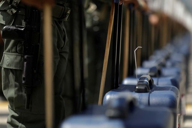 Venezuela's soldiers stand with cases of voting materials during a ceremony ahead of the regional elections which will be held on October 15, in Caracas, Venezuela, October 9, 2017.  REUTERS/Ricardo Moraes