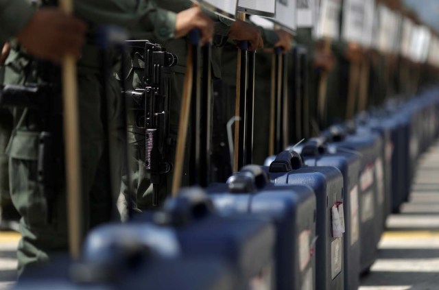 Venezuela's soldiers stand with cases of voting materials during a ceremony ahead of the regional elections which will be held on October 15, in Caracas, Venezuela, October 9, 2017.  REUTERS/Ricardo Moraes