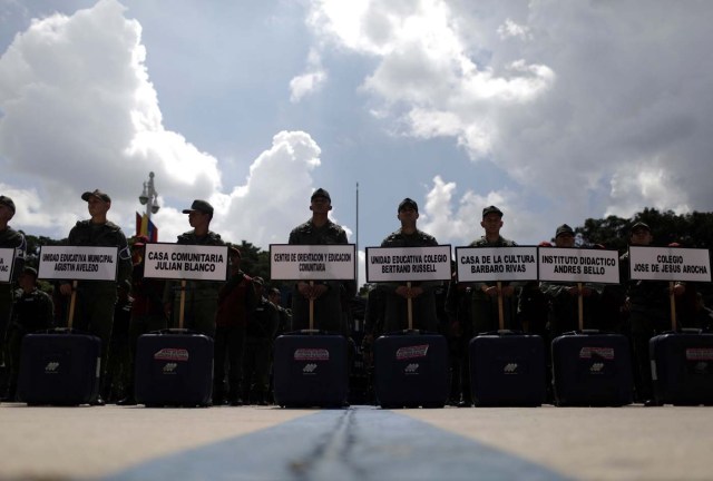 Venezuela's soldiers stand with cases of voting materials during a ceremony ahead of the regional elections which will be held on October 15, in Caracas, Venezuela, October 9, 2017.  REUTERS/Ricardo Moraes