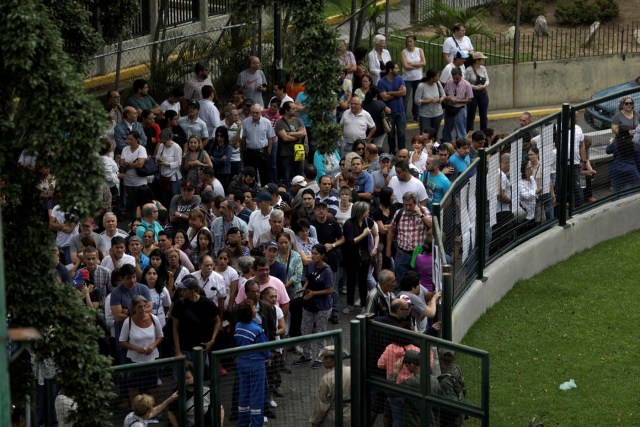 Venezuela's citizens wait to cast their votes in a polling station during a nationwide election for new governors in Caracas, Venezuela, October 15, 2017. REUTERS/Ricardo Moraes