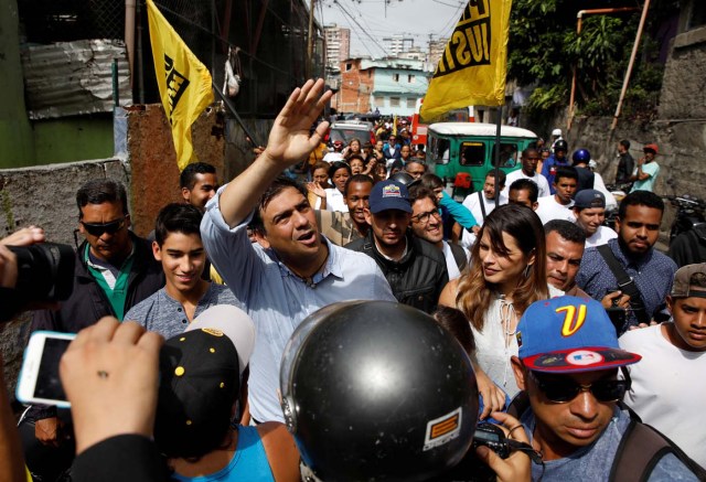 Carlos Ocariz, candidate for the Venezuelan coalition of opposition parties (MUD), arrives at a polling station to cast his vote during a nationwide election for new governors in Caracas, Venezuela, October 15, 2017. REUTERS/Carlos Garcia Rawlins