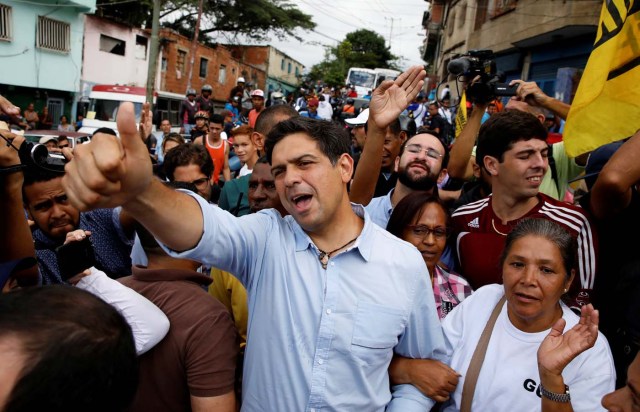 Carlos Ocariz, candidate for the Venezuelan coalition of opposition parties (MUD), arrives at a polling station to cast his vote during a nationwide election for new governors in Caracas, Venezuela, October 15, 2017. REUTERS/Carlos Garcia Rawlins