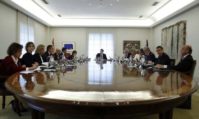 Spain's Prime Minister Mariano Rajoy heads a special cabinet meeting at the Moncloa Palace in Madrid, Spain, October 21, 2017. REUTERS/Juan Carlos Hidalgo/Pool