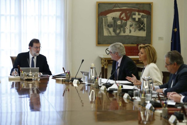 Spain's Prime Minister Mariano Rajoy heads a special cabinet meeting at the Moncloa Palace in Madrid, Spain, October 21, 2017. REUTERS/Juan Carlos Hidalgo/Pool