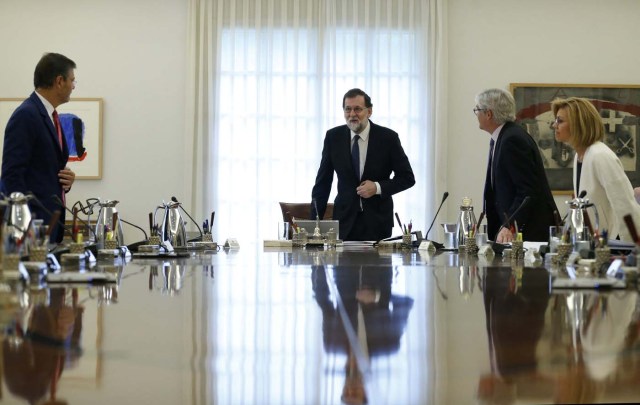 Spain's Prime Minister Mariano Rajoy heads a special cabinet meeting at the Moncloa Palace in Madrid, Spain, October 21, 2017. REUTERS/Juan Carlos Hidalgo/Pool