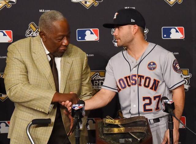 El segunda base de los Houston Astros, José Altuve (derecha) le da la mano a Hank Aaron en una conferencia de prensa antes del juego dos de la Serie Mundial 2017 en el Dodger Stadium. Crédito obligatorio: Jayne Kamin-Oncea-USA TODAY Sports