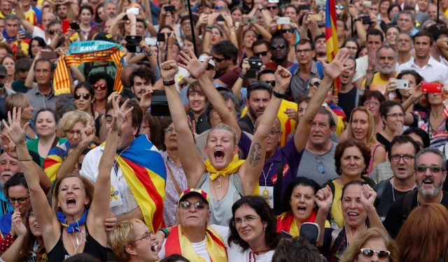 People celebrate after the Catalan regional parliament passes the vote of the independence from Spain in Barcelona, Spain, October 27, 2017. REUTERS/Yves Herman