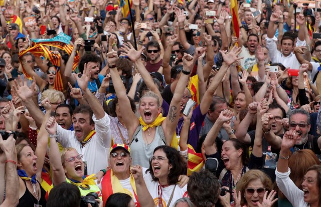 People celebrate after the Catalan regional parliament passes the vote of the independence from Spain in Barcelona, Spain, October 27, 2017. REUTERS/Yves Herman