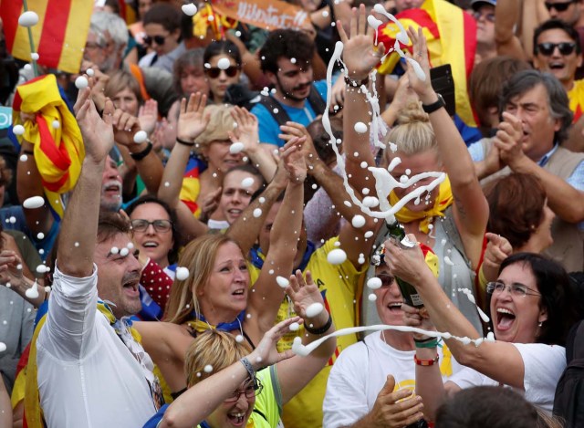 People celebrate after the Catalan regional parliament passes the vote of the independence from Spain in Barcelona, Spain, October 27, 2017. REUTERS/Yves Herman