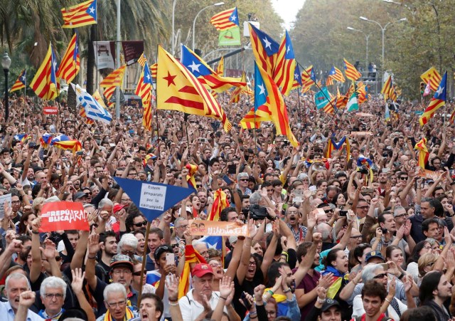 People celebrate after the Catalan regional parliament passes the vote of independence from Spain in Barcelona, Spain October 27, 2017. REUTERS/Yves Herman