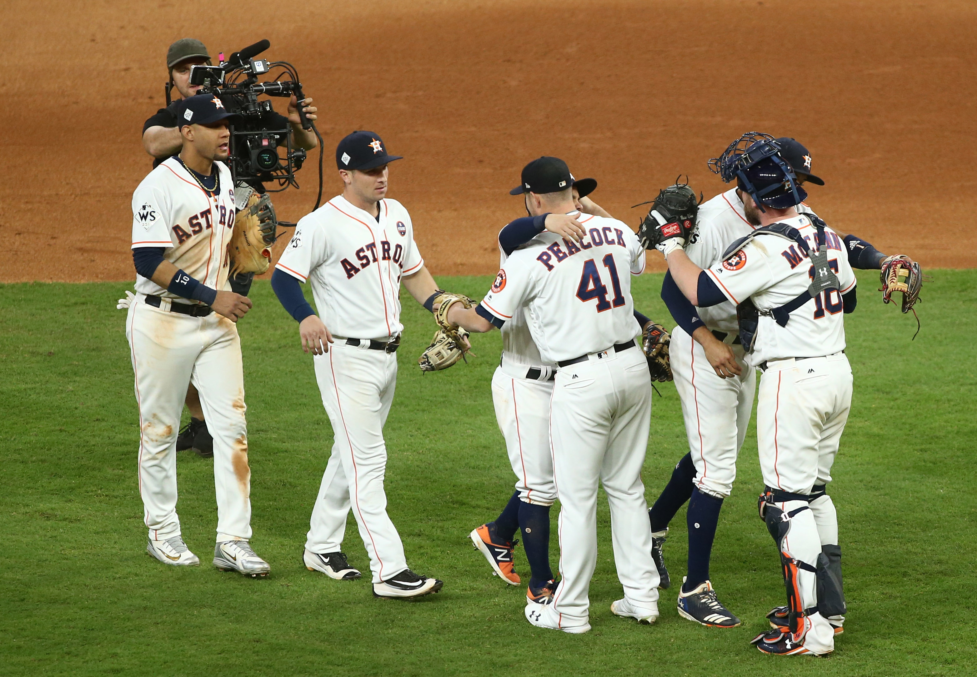 Astros vencen a los Dodgers y ponen la Serie Mundial 2-1 a su favor