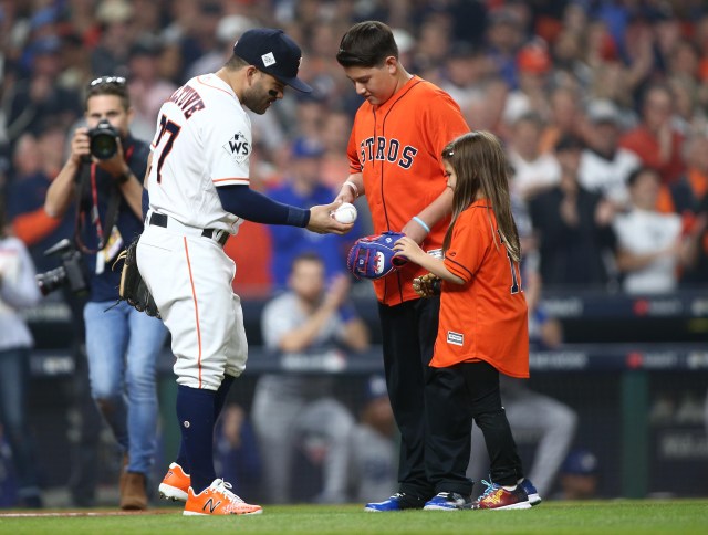 Hailey Dawson (derecha) saluda al segunda base de los Astros de Houston José Altuve (27) después de lanzar el primer lanzamiento ceremonial antes del cuarto partido de la Serie Mundial 2017 entre los Astros y los Dodgers de Los Ángeles en el Minute Maid Park. Crédito obligatorio: Troy Taormina-USA TODAY Sports