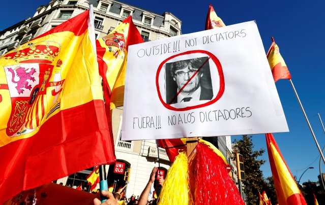 Pro-unity supporters take part in a demonstration in central Barcelona, Spain, October 29, 2017. REUTERS/Yves Herman