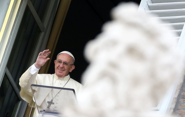 137/5000 El Papa Francisco saluda durante su oración dominical del Ángelus en la plaza de San Pedro en el Vaticano, el 29 de octubre de 2017. REUTERS / Alessandro Bianchi