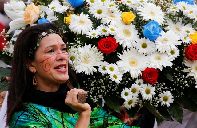 Una mujer de Venezuela reacciona mientras lleva un icono de la Virgen María mientras el Papa Francisco dirige su oración dominical del Ángelus en la plaza de San Pedro en el Vaticano, el 29 de octubre de 2017. REUTERS / Alessandro Bianchi