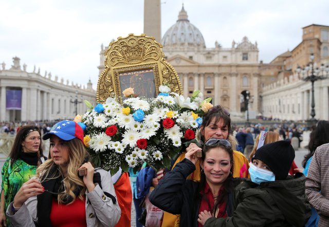 Las mujeres de Venezuela llevan un icono de la Virgen María al final de la oración dominical del Ángelus dirigida por el Papa Francisco en la Plaza de San Pedro en el Vaticano, el 29 de octubre de 2017. REUTERS / Alessandro Bianchi