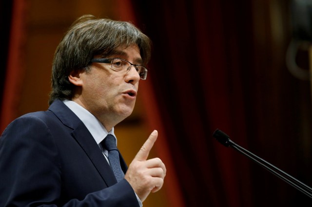 El presidente de Cataluña, Carles Puigdemont, habla durante una sesión de votación de confianza en el Parlamento catalán en Barcelona, España, el 28 de septiembre de 2016. REUTERS / Albert Gea / File Photo