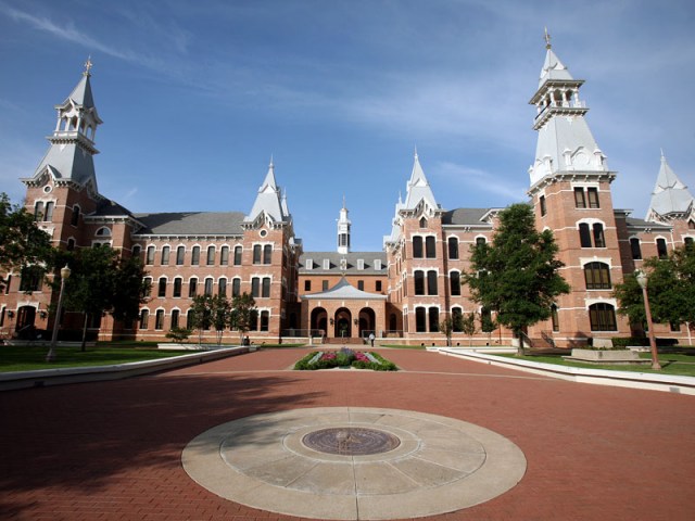 Campus scenes with students for View Book. 4/26/06