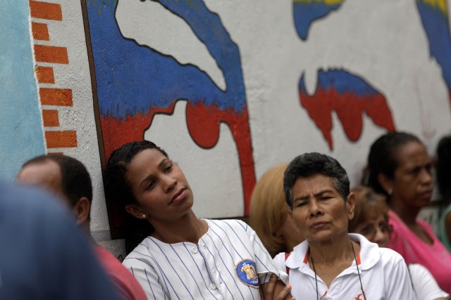 Los ciudadanos venezolanos esperan en fila en una mesa de votación durante una elección nacional para nuevos gobernadores en Caracas, Venezuela, el 15 de octubre de 2017. REUTERS / Ricardo Moraes