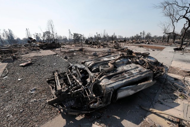 JGM03. SANTA ROSA (EE.UU.), 12/10/2017.- Vista de un coche calcinado hoy, jueves 12 de octubre de 2017, en Santa Rosa, California (EE.UU.). Múltiples incendios forestales dispersos por los condados de Napa, Sonoma y Mendocino, dejan al menos 29 personas muertas y hogares y negocios destruidos. EPA/JOHN G. MABANGLO