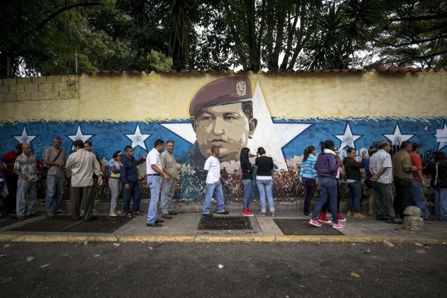 GRA116. CARACAS (VENEZUELA), 15/10/2017 - Varias personas asisten a un centro de votación hoy, 15 de octubre de 2017, en Caracas (Venezuela). Los centros de votación en Venezuela comenzaron hoy a abrir sus puertas a las seis de la mañana hora local (10.00 GMT), como estaba previsto, para atender a los ciudadanos que están llamados a participar en la elección de los 23 gobernadores del país caribeño. EFE/Miguel Gutiérrez