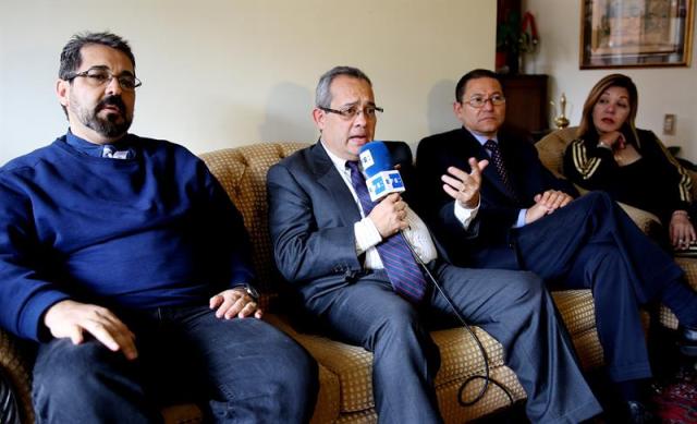 Fotografía fechada el 14 de octubre de 2017 que muestra, de izquierda a derecha, a los magistrados venezolanos Luis Manuel Marcano, Rafael Antonio Ortega, José Luis Rodríguez y Elenis Rodríguez, durante una entrevista con Efe en Bogotá (Colombia). El Tribunal Supremo de Justicia de Venezuela (TSJ) en el exilio buscará llevar la "esperanza" de la justicia a su país amparado en la jurisdicción universal y teniendo como referentes los principios de los tribunales de Nuremberg (Alemania), la antigua Yugoslavia y Ruanda, dijeron a Efe cinco de sus integrantes. EFE/Leonardo Muñoz