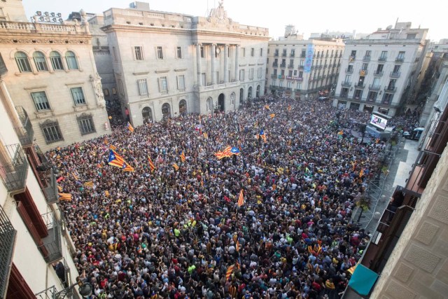 GRAF1397. BARCELONA (ESPAÑA), 27/10/2017.- Unas 6.000 personas, según la Guardia Urbana, se han concentrado esta tarde espontáneamente en la plaza de Sant Jaume de Barcelona, ante el Palau de la Generalitat, sede del gobierno catalán, para festejar que el Parlament ha declarado de forma unilateral la independencia de Cataluña. EFE/Marta Pérez