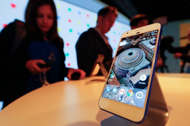 CAL01. CALIFORNIA (ESTADOS UNIDOS), 04/10/2016.- Asistentes observan el nuevo Google Pixel Phone en su lanzamiento en un evento de Google hoy, martes 4 de octubre 2016, en San Francisco, California (Estados Unidos). EFE/JOHN G MABANGLO