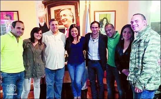 María Gabriela Chávez junto a los  los hermanos Vignati... el de la chamisa verde 