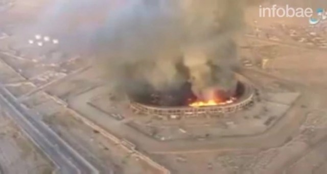 Las llamas se propagaron rápidamente y la columna de humo podía verse a varios kilómetros de distancia (Foto: Infobae)