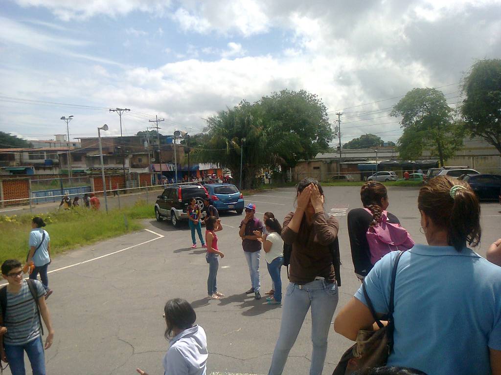 Sujetos armados destrozan vehículos en la facultad de medicina de la UDO (Fotos y video)